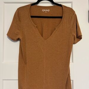 Mudd Women's Brown Short Sleeve V-Neck Tee